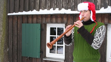Wie himmlisch klingt die Weihnachtszeit? / Willi spielt auf der Schalmei. Im Erzgebirge besucht er den Instrumentenbauer Schmidt. | Bild: BR/megaherz gmbh