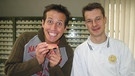 Wer fühlt den Zähnen auf den Zahn? / Von links: Der Moderator Willi Weitzel in der Praxis von Zahnarzt Dr. Wetzel. | Bild: BR/megaherz gmbh