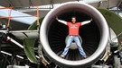 Wer hat das Zeug zum Fliegen? / Willi Weitzel zeigt, wie groß eine Flugzeugturbine sein kann. Ihn interessiert heute, warum Flugzeuge eigentlich fliegen. | Bild: BR/megaherz gmbh