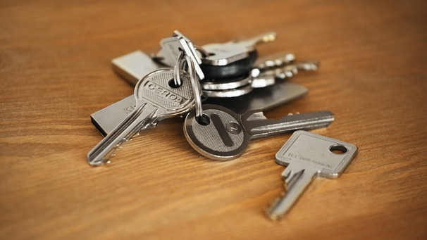 Ein Schlüsselbund und ein einzelner Schlüssel. | Bild: BR/Lisa Hinder