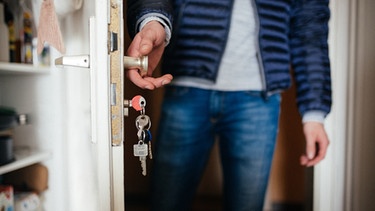 Eine Wohnungtüre wird mit dem Schlüssel geöffnet. | Bild: BR/Julia Müller