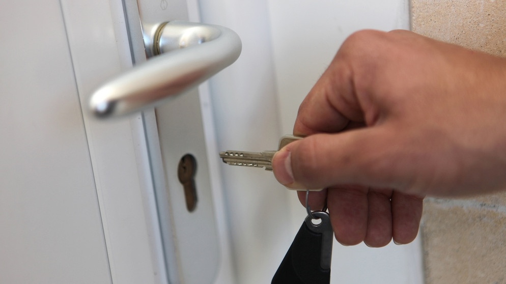Hand mit Schlüssel vor einer Tür | Bild: colourbox.com