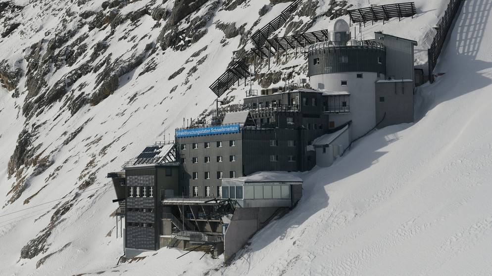 Schnee liegt um Deutschlands höchstgelegenen Umweltforschungsstation Schneefernerhaus (UFS) auf der Zugspitze.  | Bild: dpa-Bildfunk/Angelika Warmuth