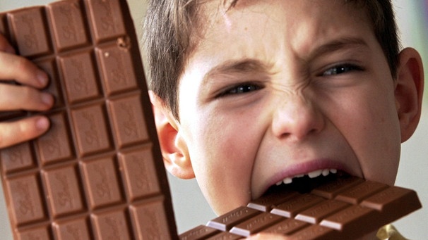 Junge isst Schokolade | Bild: picture-alliance/dpa