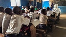 Schulkinder in Schulkleidung beim Unterricht im Klassenzimmer, inTansania, Afrika. | Bild: picture alliance / imageBROKER
