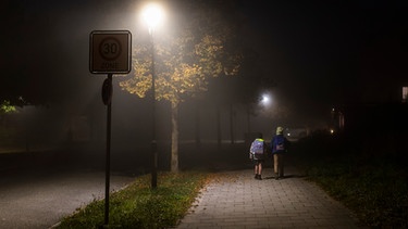 Schulkinder bei nebligem Wetter auf dem Weg in die Schule | Bild: picture alliance | Stephan Goerlich