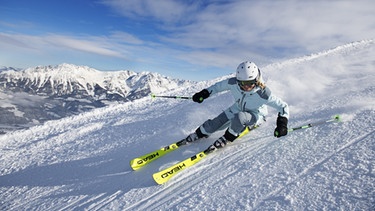 Junge Skifahrerin mit sportlichen Fahrstil bei der Abfahrt von der Hohen Salve, in Tirol, Österreich. | Bild: picture alliance/imageBROKER
