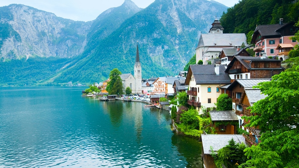 Österreich: Ein Dorf an einem See vor den Bergen | Bild: colourbox.com