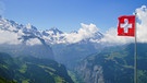 Schweiz: Eine malerische Bergkette und eine schweizer Flagge. | Bild: colourbox.com