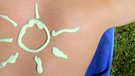 Eine Sonne auf der Haut - gemalt mit Sonnencreme.   | Bild: BR/ORF/ORF III/Michael Dalpiaz