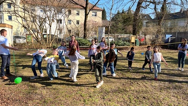 Heldinnen und Helden aus dem Ignaz-Günther-Gymnasium in Rosenheim spielen mit Kindern aus der Ukraine. | Bild: Ignaz-Günther-Gymnnasium Rosenheim