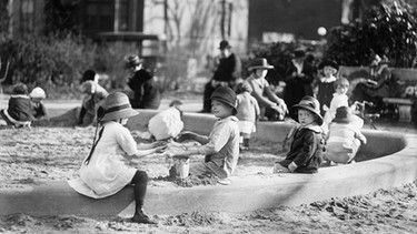 Historisches Bild von einem Spielplatz aus dem 1920er Jahren. | Bild: picture-alliance/dpa