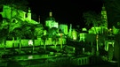 Das Dorf Portmeirion in Großbrittanien wird anlässlich des St. Patrick's Days grün beleuchtet. An mehreren Fassaden ist ein Kleeblatt abgebildet. Zahlreiche Sehenswürdigkeiten werden weltweit bei der Kampagne am St. Patrick's Day gleichzeitig grün beleuchtet.  | Bild: Jon Super/PA Wire/dpa