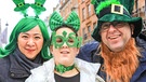 Drei verkleidete Teilnehmer einer St. Patrick's Day Parade in London am 13. März 2022. | Bild: picture alliance / Photoshot | -