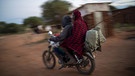 Stammesmänner der Massai fahren auf einem Motorrad | Bild: picture alliance / AP Photo