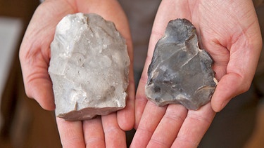 Zwei Steinwerkzeuge, die Archäologen in Niedersachsen in Deutschland gefunden haben. Sie sind vermutlich mehr also 325.000 Jahre alt. | Bild: picture alliance / dpa | Christian Schmidt