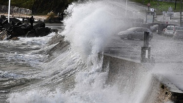 Sturm in Frankreich: Im Herbst 2021 treffen starke Wellen in der Nähe eines Parkplatzes auf die Küste. | Bild: dpa-Bildfunk/Fred Tanneau