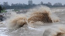 Ein Zyklon peitscht das Meer auf: Die Wellen türmen sich haushoch. | Bild: picture-alliance/dpa