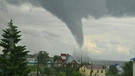 Ein Tornado, dessen Luftwirbel bis auf den Boden reicht. | Bild: picture-alliance/dpa