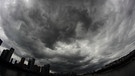 Über einer Häuserzeile türmen sich bedrohlich dunkle Sturmwolken. | Bild: picture-alliance/dpa