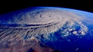 Der Zyklon Chapala aus dem All von der ISS aus gesehen | Bild: picture-alliance/dpa
