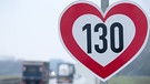 An der Autobahn steht ein Verkehrsschild mit der Geschwindigkeitsangabe von 130 Stundenkilometern in Herzform, die im folgenden Streckenabschnitt nicht überschritten werden soll. | Bild: dpa-Bildfunk/Jens Büttner