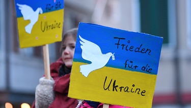 Bei einer Friedensdemo am 3. März 2022 von Fridays for Future auf dem Tübinger Marktplatz gegen einen Krieg gegen Ukraine: Zwei Kinder halten Schilder mit der Aufschrift: "Frieden fuer die Ukraine!" | Bild: picture alliance / Pressebildagentur ULMER | ULMER
