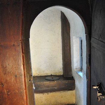 Private Toilette im mittelalterlichen Schlafgemach der Salzburger Festung Hohensalzburg. | Bild: picture-alliance/dpa