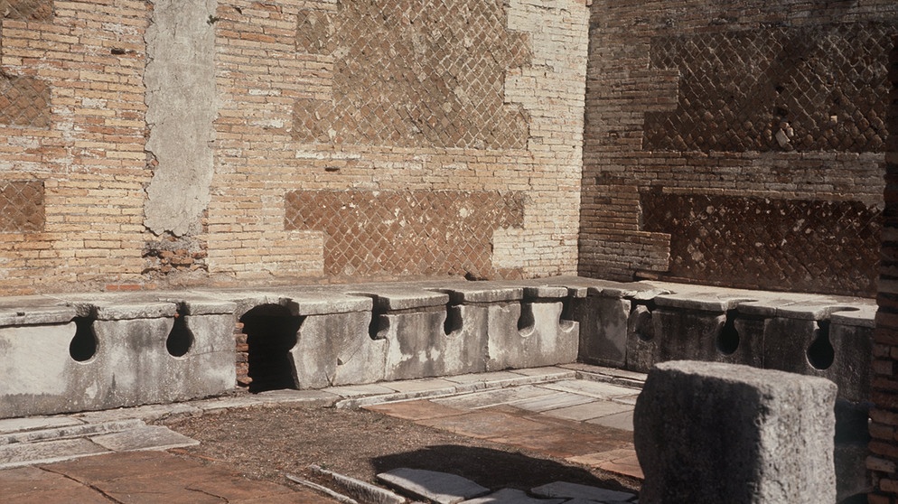 In Ostica Antica in der Nähe von Rom kann man diese "latrina publica" besichtigen, eine antike, öffentliche Bedürfnisanstalt. | Bild: picture-alliance/dpa