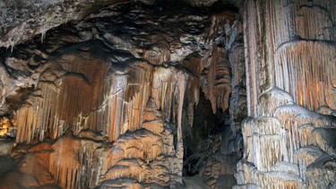 90 Meter tief führt der Schacht in die geheimnisvolle und gefährliche Unterwelt des Höllochs.  | Bild: colourbox.com