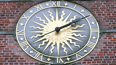 Uhr einer Kirche mit römischen Zahlen auf dem Zifferblatt | Bild: picture-alliance/dpa