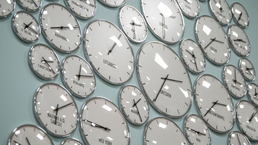 Mehrere Uhren zeigen verschiedene Weltzeiten. Sie hängen in der Berliner Ausstellungen des Humboldt Forums im wiederaufgebauten Berliner Schloss. | Bild: dpa-Bildfunk/Fabian Sommer