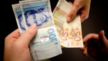 D-Mark-Scheine werden gegen Euro-Scheine getauscht (Symbolbild) | Bild: dpa-Bildfunk/Kay Nietfeld