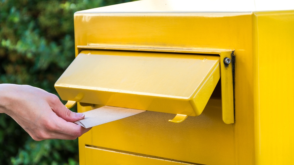 Brief wird in Briefkasten geworfen | Bild: colourbox.com
