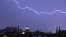 Ein Blitz entlädt sich über der Nürnberger Altstadt. Links im Hintergrund ist die Kaiserburg.  | Bild: dpa-Bildfunk/Daniel Karmann