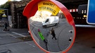Ein Trixi-Spiegel mit dem Hinweis "Vorsicht! Toter Winkel" hängt an einer Straßenkreuzung in München. Der Spiegel soll den toten Winkel beim Abbiegen von großen Fahrzeugen reduzieren und damit die Sicht auf Fußgänger und Radfahrer verbessern.  | Bild: picture-alliance/dpa | Sven Hoppe
