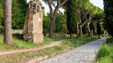 Antikes römisches Straßenplaster der Via Appia Antica in Rom, 312 v. Chr. von Appius Claudius Caecus angelegt. | Bild: picture-alliance/dpa