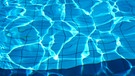 Blaues Wasser in einem Schwimmbecken | Bild: picture-alliance/dpa
