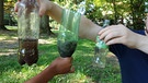 Mit einem einfachen Filter aus Plastikflaschen und Kohle, Sand und Steinen kann aus dreckigem Wasser sauberes Trinkwasser werden. | Bild: BR | Reikowski