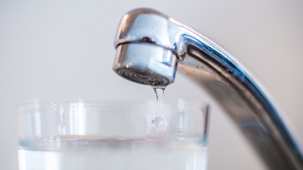 Wasser läuft aus einem Wasserhahn in ein Glas.  | Bild: dpa-Bildfunk/Lino Mirgeler