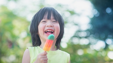 Ein Kind isst Eis. | Bild: colourbox.com