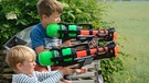 Zwei Jungen spielen mit Spielzeugpistolen | Bild: picture-alliance/dpa
