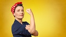 Selbstbewusste Frau in kämpferischer Pose vor gelben Hintergrund.  | Bild: stock.adobe.com/agenturfotografin