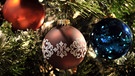 Christbaumkugeln an einem Weihnachtsbaum | Bild: picture-alliance/dpa