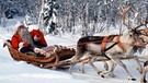 Der Weihnachtsmann sitzt in seinem Rentierschlitten. | Bild: colourbox.com