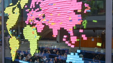 Weltkarte aus Post-it-Stickern. Sie zeigt die Herkunftsländer von etwa 400 jungen Menschen aus 65 Ländern, die im Sommer 2017 die "Bauhaus Summer School" in Weimar besucht haben. | Bild: picture-alliance/dpa