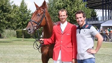 Wo zeigen Pferde, was sie können? | Willi (rechts) mit Marco Kutscher und seinem Pferd in Aachen beim größten Reitturnier der Welt. | Bild: BR | megaherz gmbh