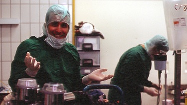 Willi Weitzel (links) unterwegs mit dem Tierarzt in der Tierklinik. | Bild: BR/megaherz gmbh