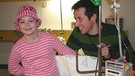 Willi und die 9-jährige Raffaela. Weil sie Blutkrebs hat, soll sie eine Chemotherapie bekommen. | Bild: BR/megaherz gmbh
