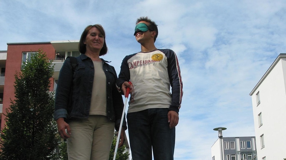 Wie sieht die Welt für Blinde aus? / Willi Weitzel mit Mobilitätstrainerin Gerda  | Bild: BR, megaherz GmbH